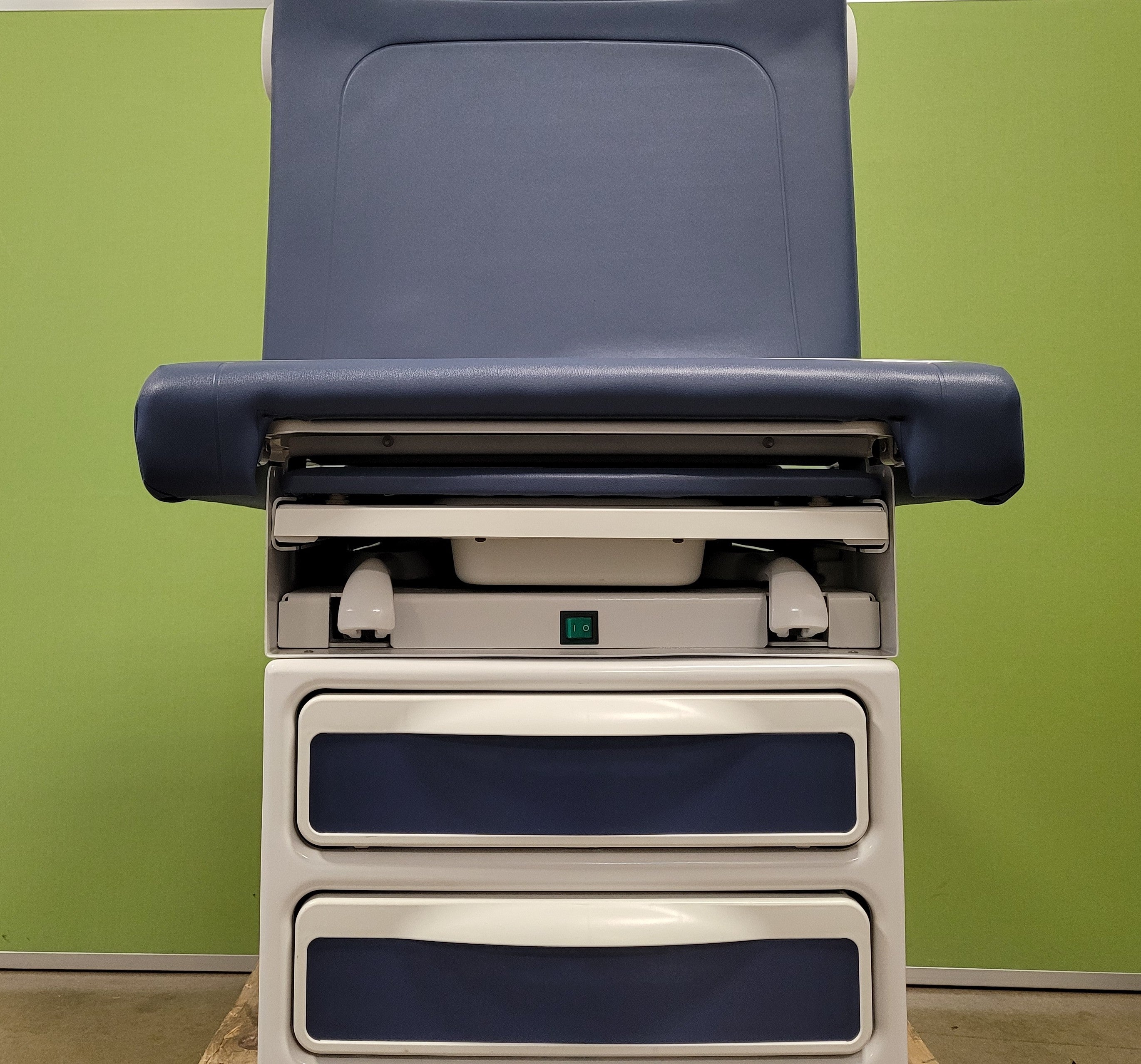 Midmark 204 Exam Table