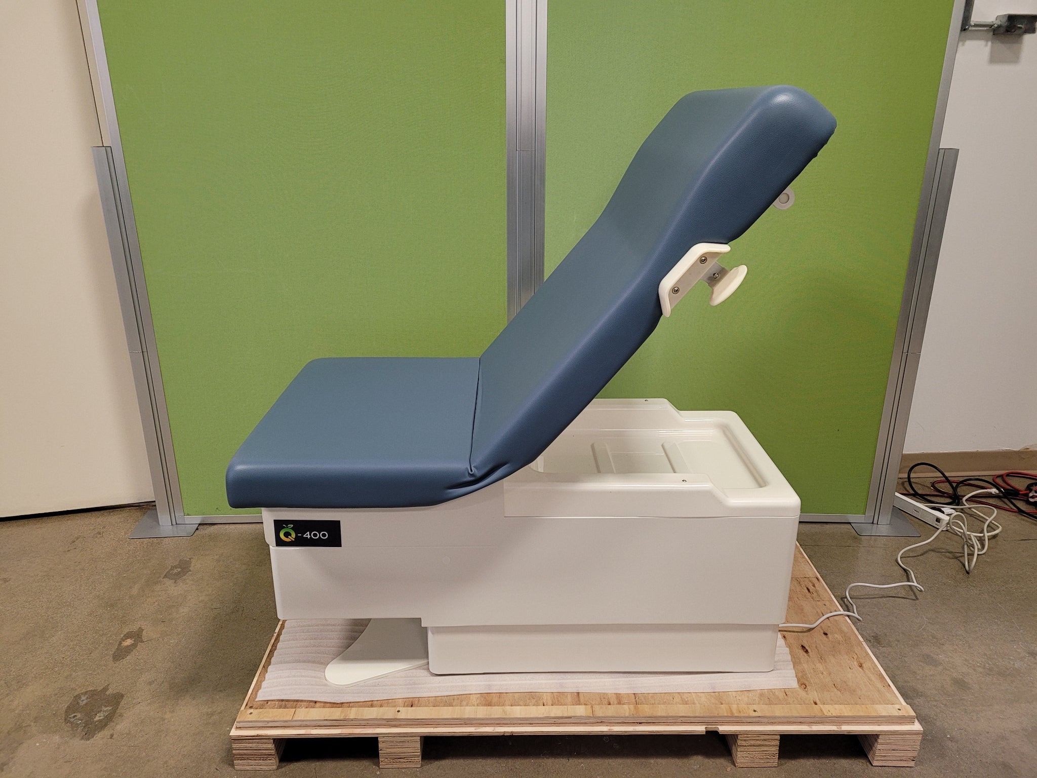 Q-400 Power Exam Table (New)