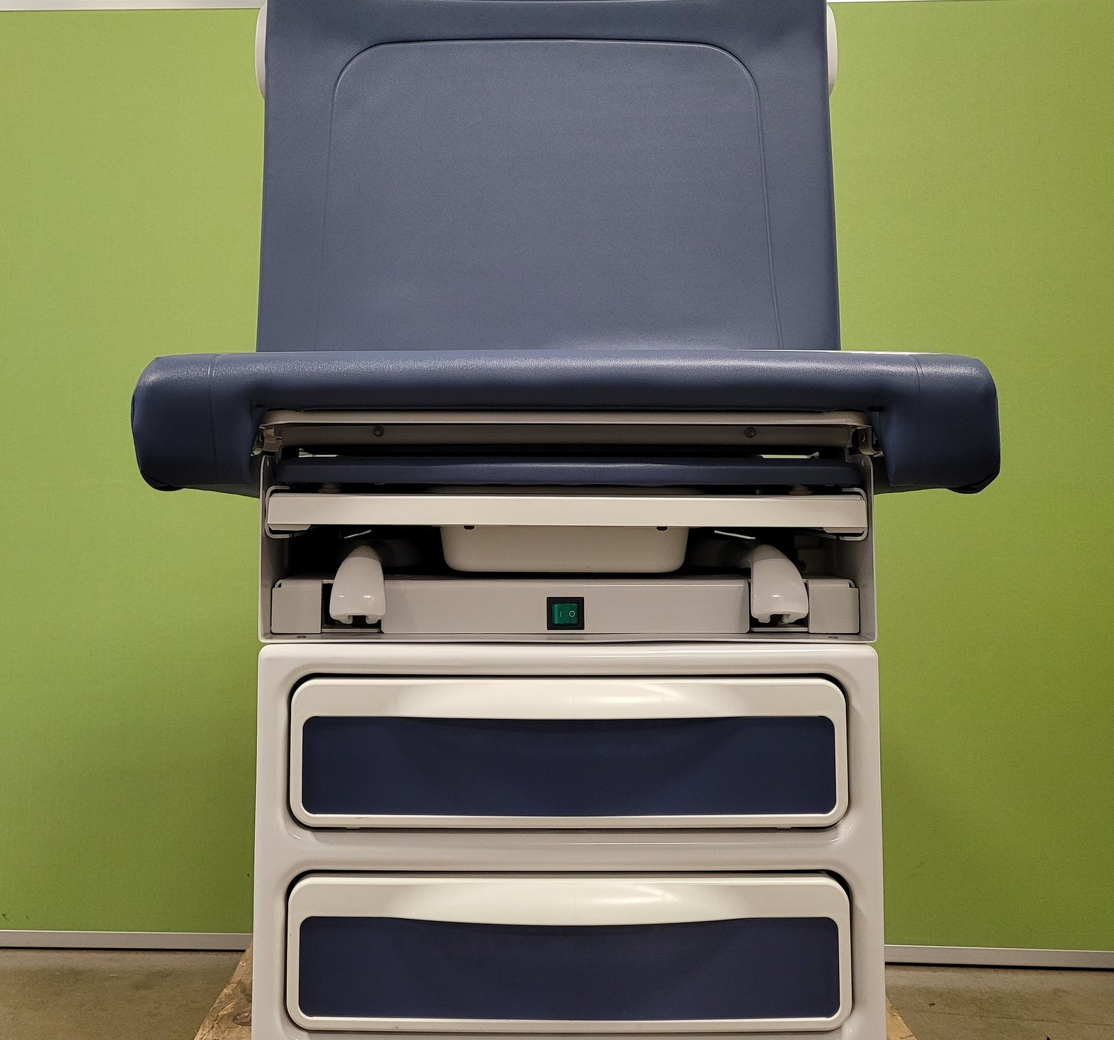 Midmark 204 Exam Table