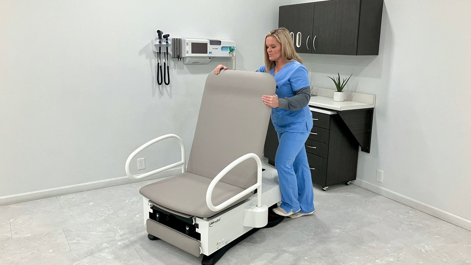 UMF Medical FusionFREEDOM™ ProGlide 3002 Exam Chair with Manual Back UMF 3002SL-450-300-ACCESS | QuinceMedical.com