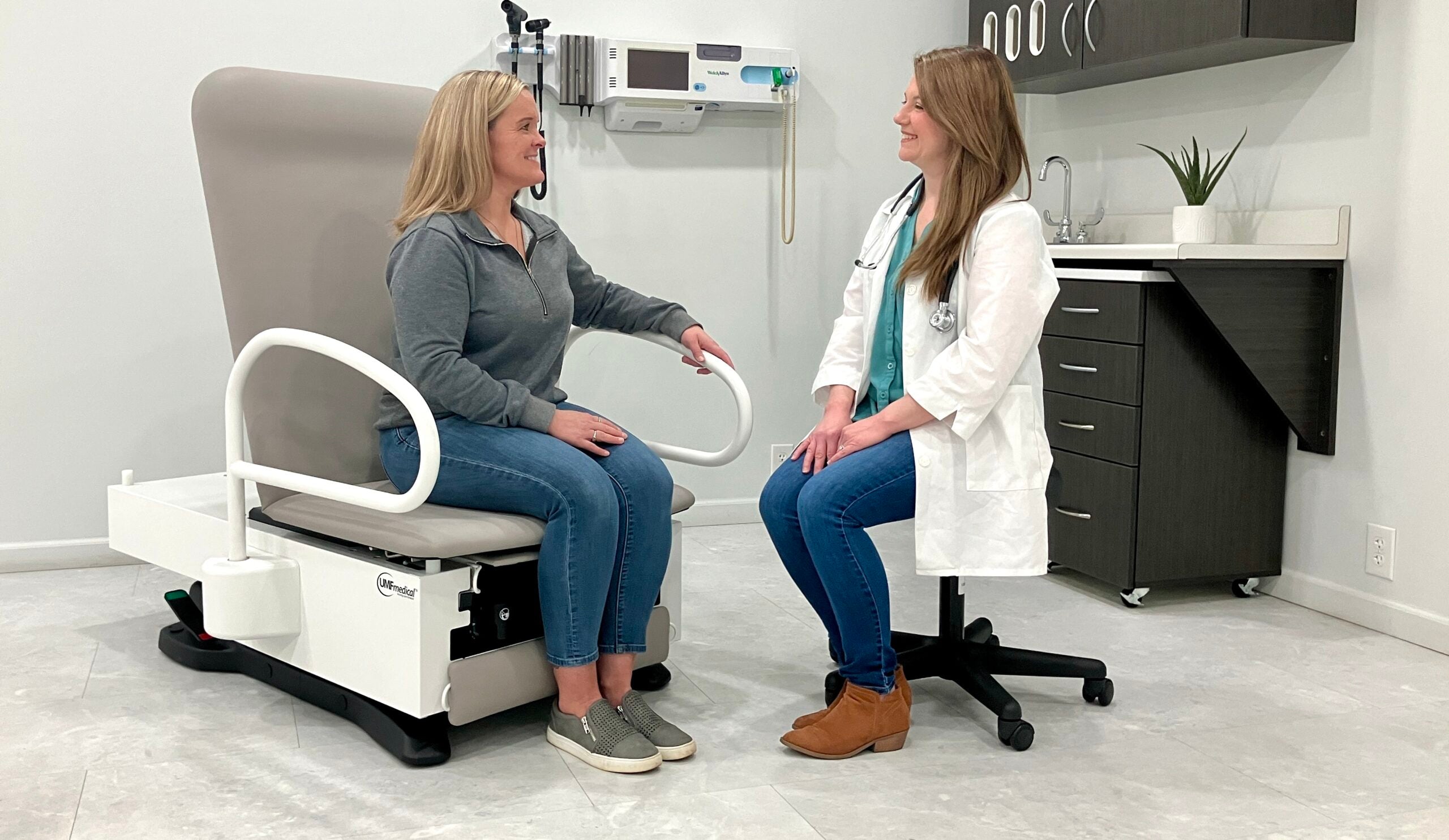 UMF Medical FusionFREEDOM™ ProGlide 3503Exam Chair with Power Back UMF 3503SL-450-300-ACCESS | QuinceMedical.com